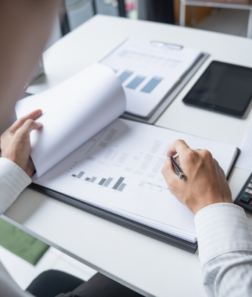 audit-patrimo nial Représentant une personne qui étudie des documents financiers