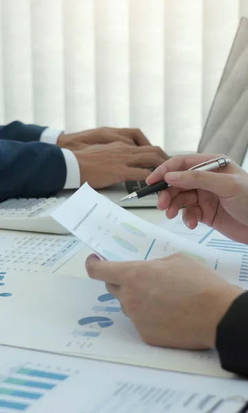 ema-et-fils-accompagnement-personnalise Personne étudiant des documents budgétaires