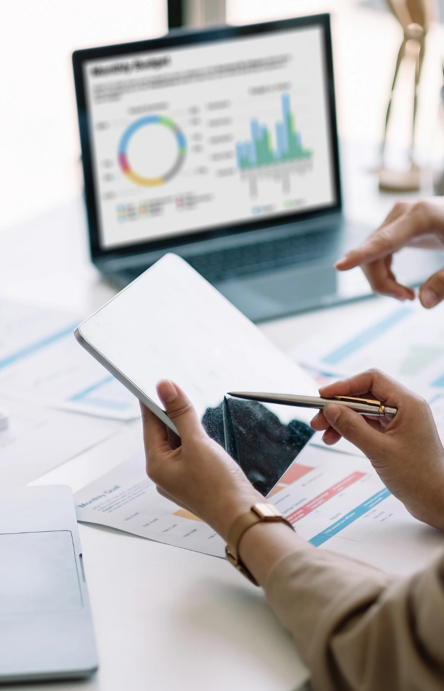 ema-et-fils-expert-comptable-pays-de-gex-paris Illustration d'expertise comptable par des documents financiers